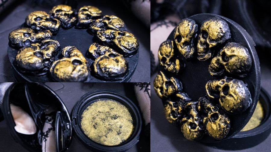 Runde Dose mit Deckel aus einem Kranz goldener Totenköpfe