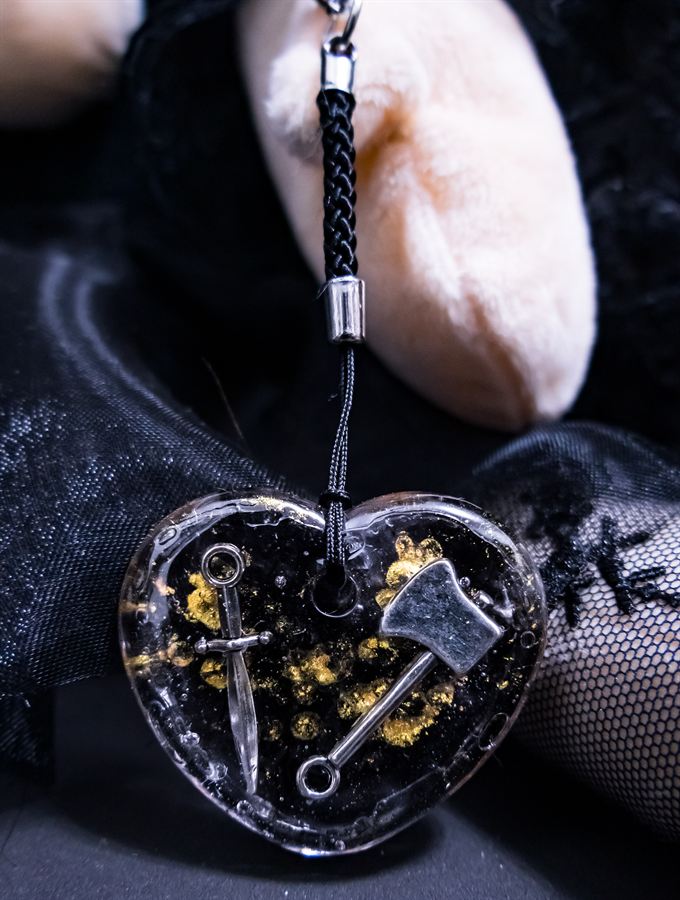 Herzförmiger Resin-Anhänger mit Dolch, Axt und Blattgold